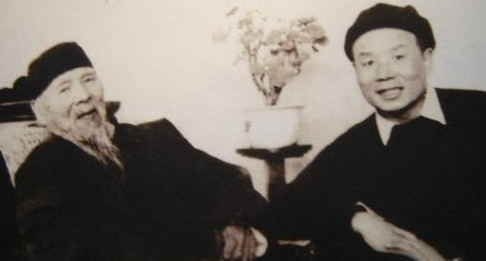 1947年，李可染想拜齐白石为师，齐老随意翻看着李可染带来的画，没曾想，刚翻几下