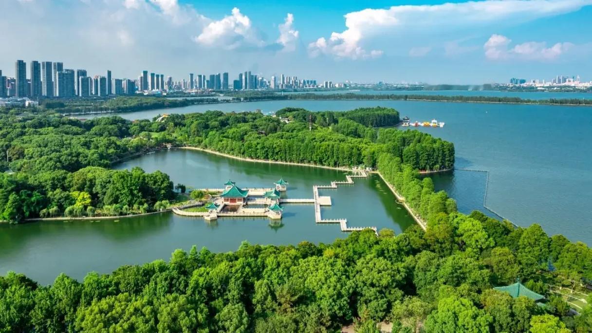 武汉，一座以江为魂、以湖为脉的英雄之城。千百年来，长江与汉江在此交汇，塑造了“龟