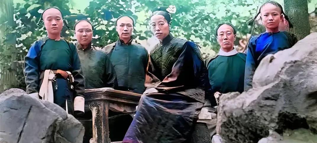 看隆裕皇后的照片，其实也能理解光绪为什么不喜欢他。说实在的，隆裕算不上漂亮。光绪