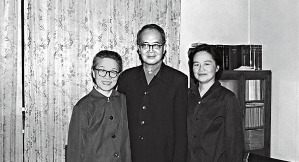 1997年3月，癌症晚期的钱瑷给母亲杨绛打电话说：“娘，您从前有一个女儿，现在她