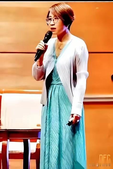 对不起，我真的无法共情赵宏。原因很简单，她一边为孤儿奉献十五年，一边又为献血