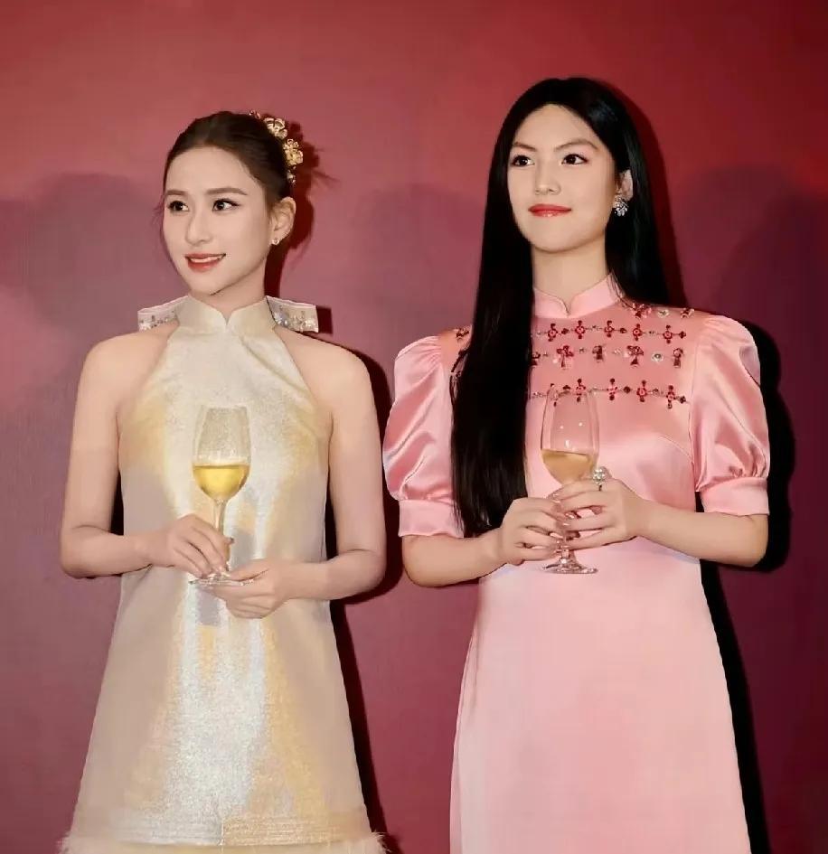 李湘晒照片，真的是...明明一大群人热热闹闹的合影，发出来却只剩王诗龄和赌王