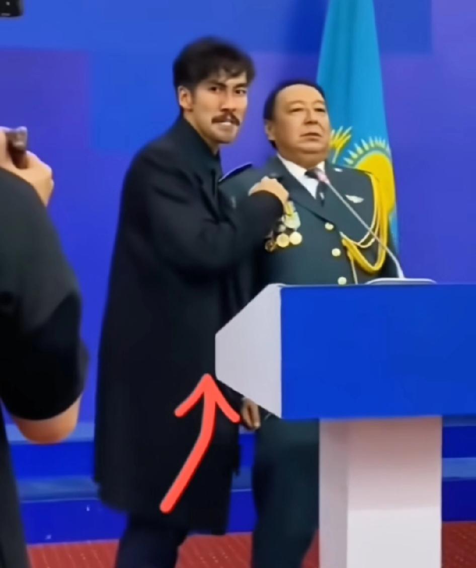 看到没有，权力再大。勋章再多面对生死也得老老实实，这就是面对死神人人最公平的时候