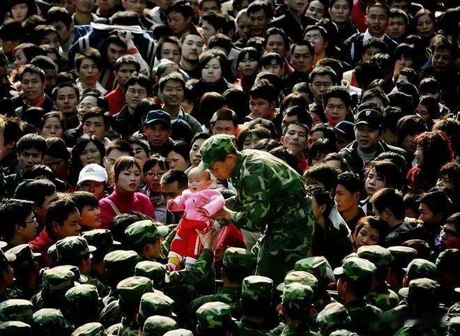 外国人外网热议炸锅，不理解中国人上厕所把孩子托付给一个陌生的军人。英国网友那我