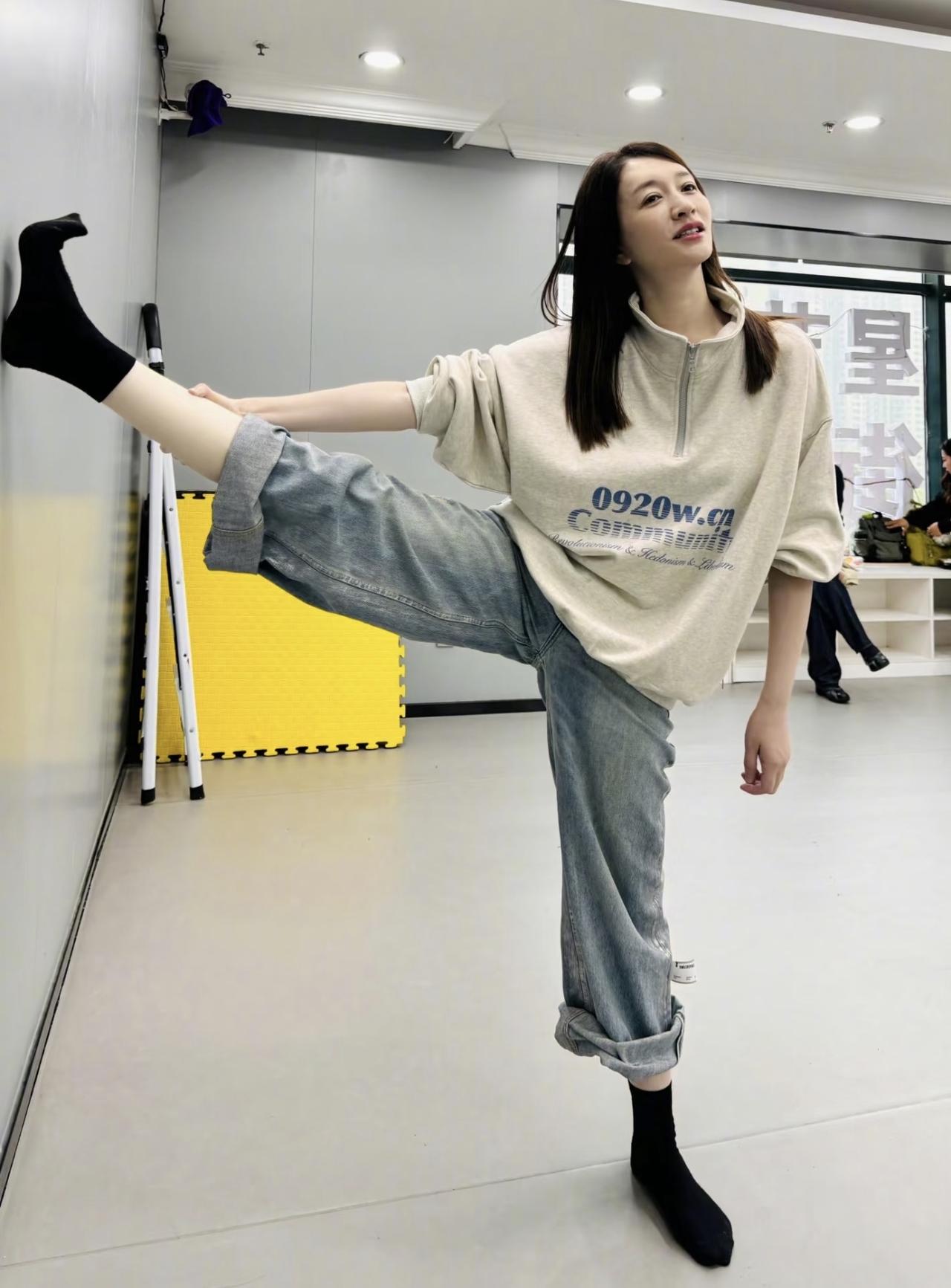 这就是李小冉50岁近照，她在练舞房压腿的样子。别看这简单的一个动作，对于没有