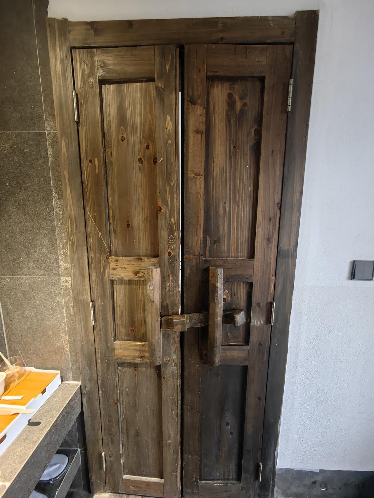 带孩子旅游，住了一家民宿，老板把室内装修成农村瓦房样子，孩子们对这种门栓和瓦房特