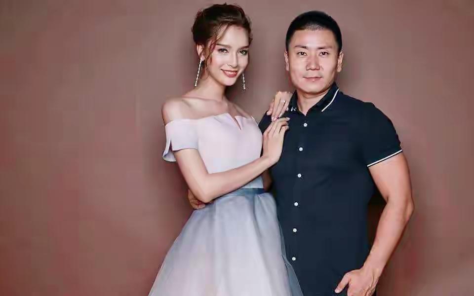 他娶了一个变性女人，11年过去了，他们还是恩爱如初。北京小伙鲍玺与泰国变性选美冠