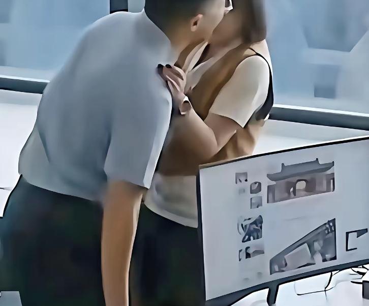 “还嫌不够丢人？”北京，一男子和一女同事去库房核对物资，男子趁女同事不备，跑上前