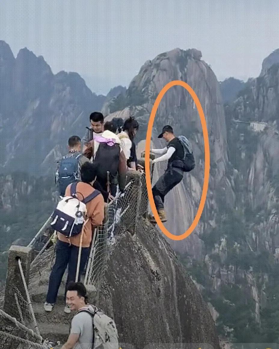 这种人真是不怕死！那么陡峭的地方，还徒手攀栏杆，一旦失手，就是跌入百丈悬崖，看