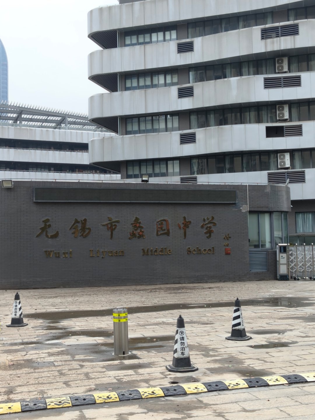 我但凡明天早上走我就能见到了我姐姐晚上在这拍戏的时候我估计已经到家了我不想回去