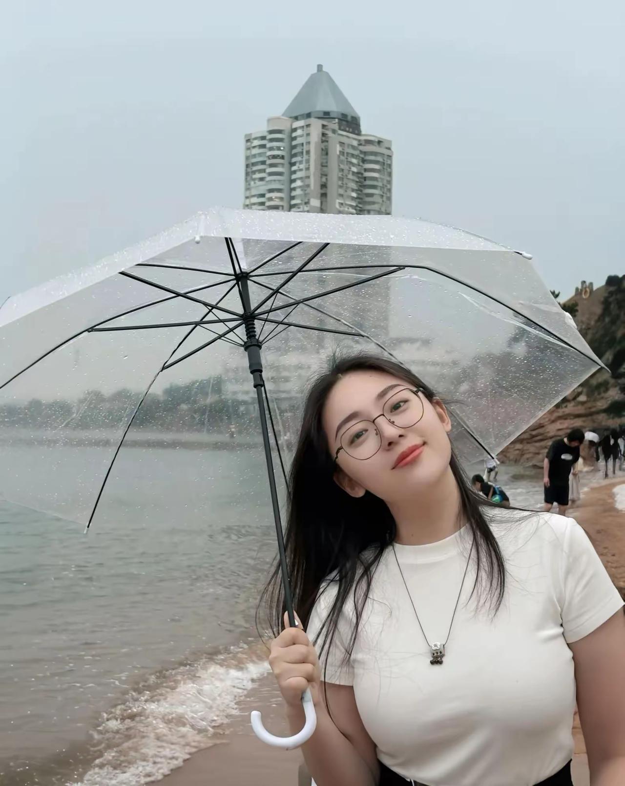 海边漫步，雨中漫步，伞下漫步，笑靥如花。谁是你身边最靓的美女分享一下你拍的秋天