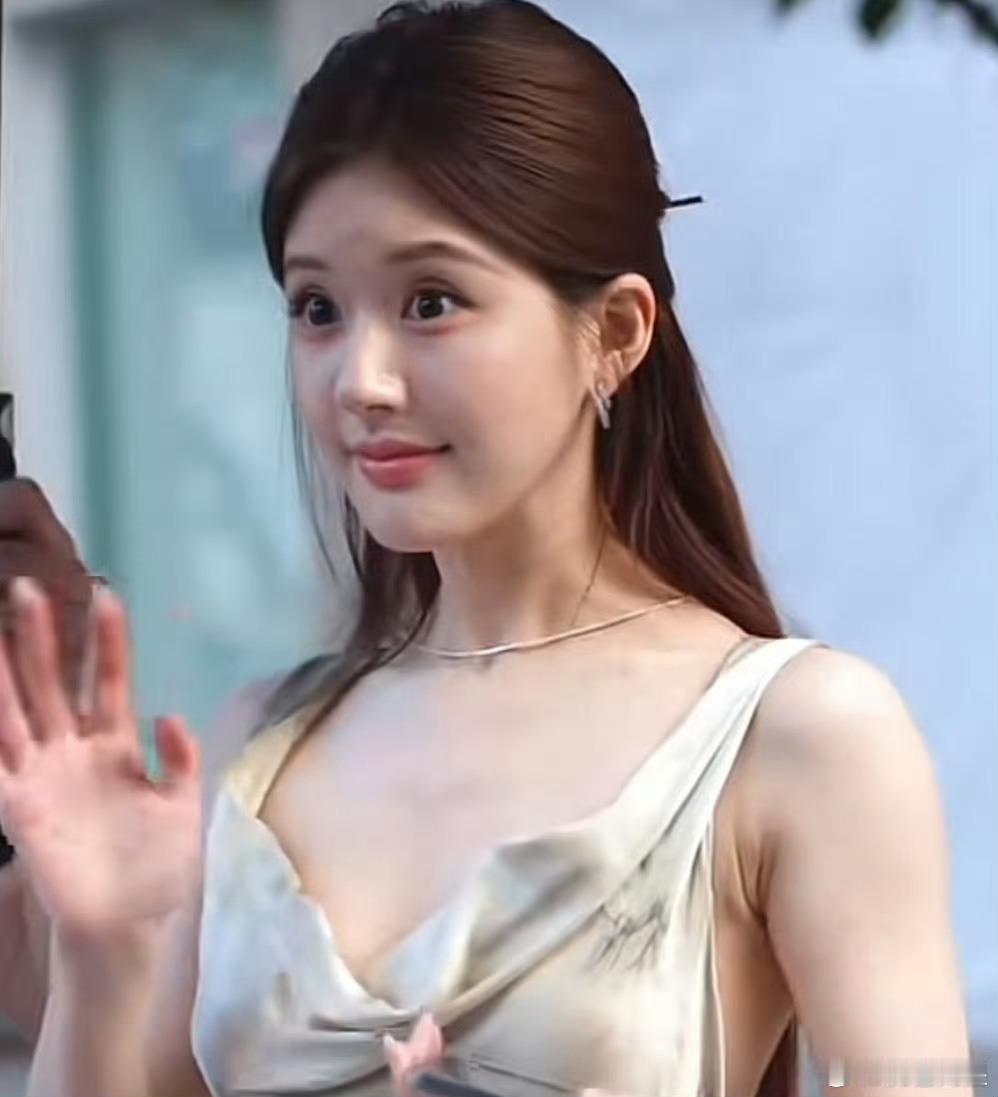 赵露思这个卡姿兰大眼睛和眼窝，还有鼻子，绝美啦……​​​