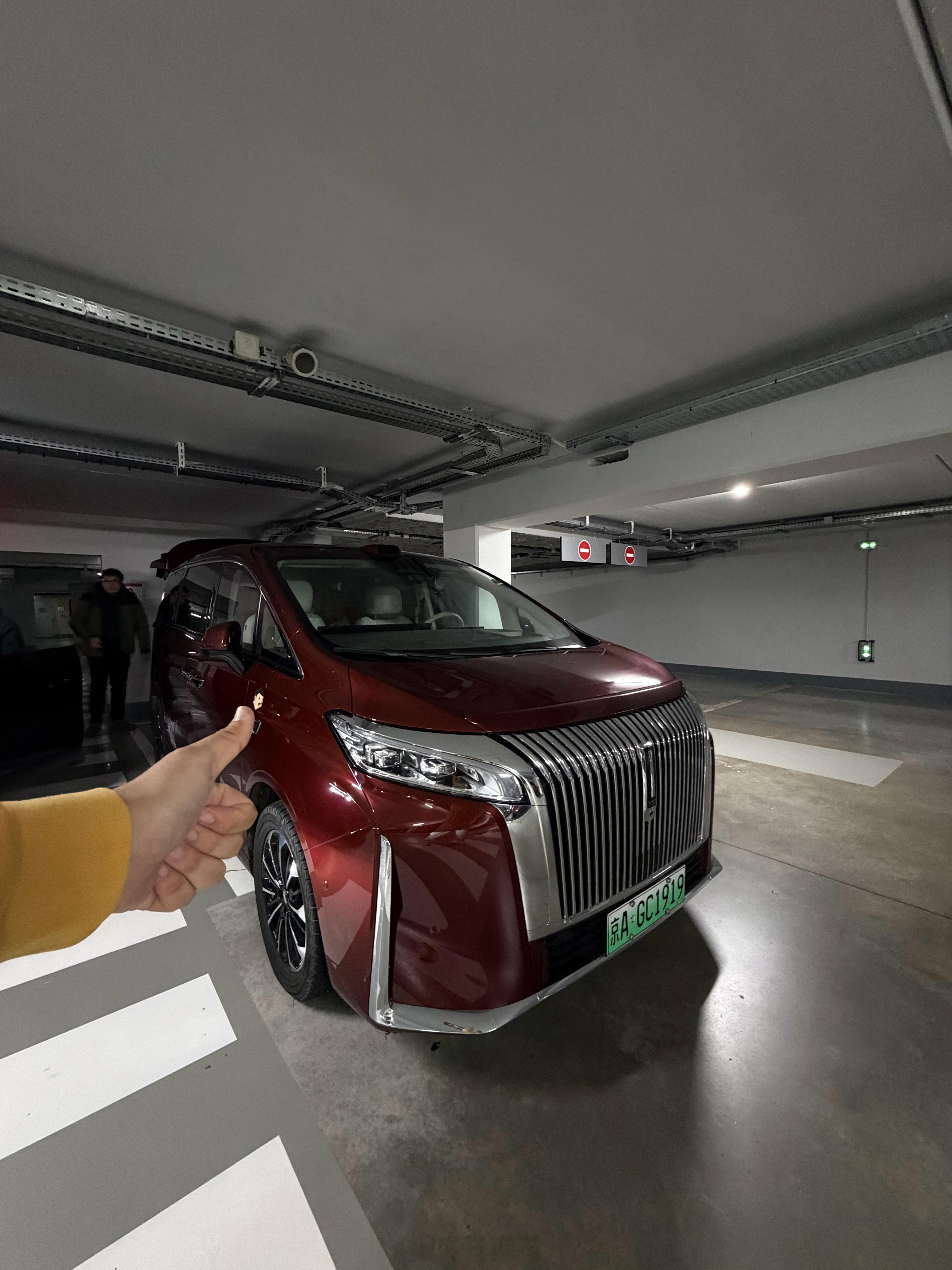 开着高山进入法国！依云小镇，没错就是特别贵的那个矿泉水依云。玻璃上贴的是奥地利和