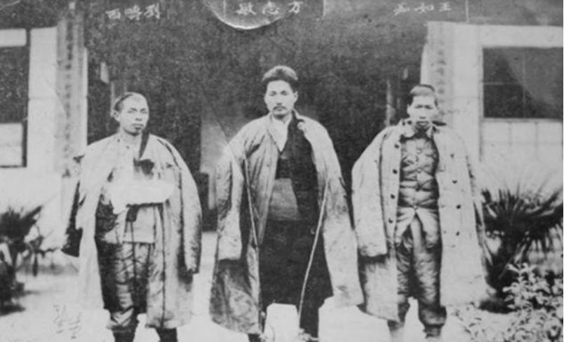 1935年，王耀武得知手下俘虏了一个红军师长，兴冲冲的跑过去准备审讯，可