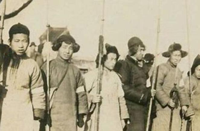 1942年，一鬼子少佐当着一武林高手的面，一刀砍死了他的妻子。不料，这位高手非
