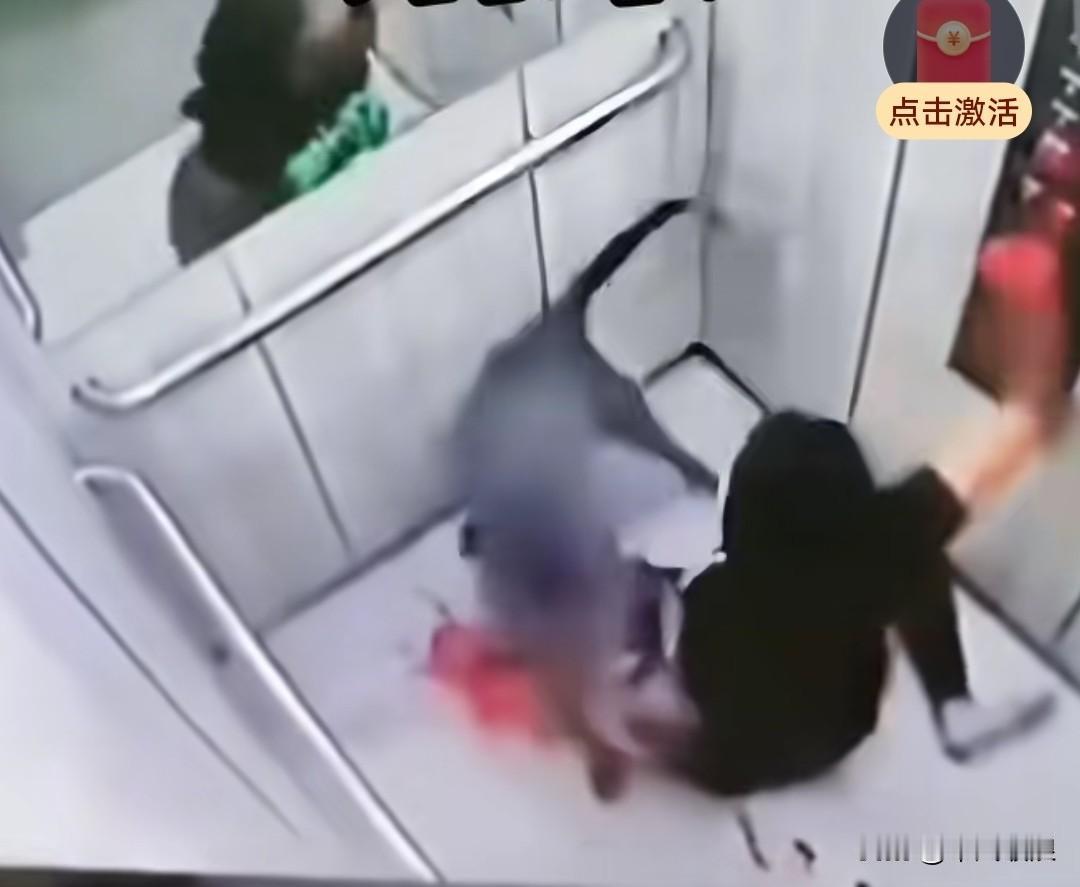 监控记录下了狗攻击主人的一幕。此前，邻居多次劝说她养狗要拴绳，她却称：“我天天喂