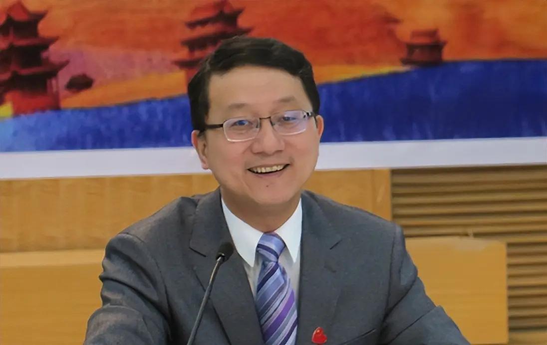 一天之内，我国外交部两大人事调整，刘劲松宣布离任，信号不简单。 7月29日这