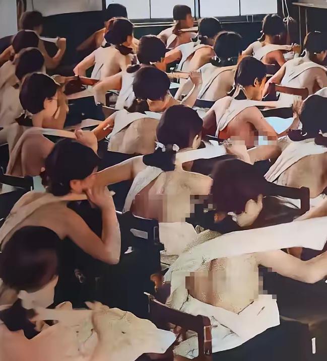 1938年，日本国内的一所女子中学，发生了一件让人看了直呼“毁三观”的事。教官