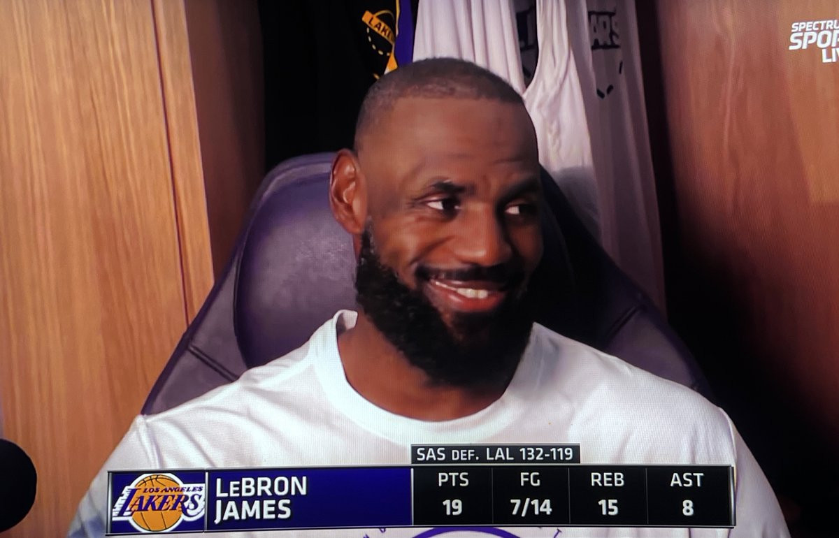 詹姆斯心情还是可以的，什么大风大浪没见过，他赛后表示：“五个球员要紧密联系，一个