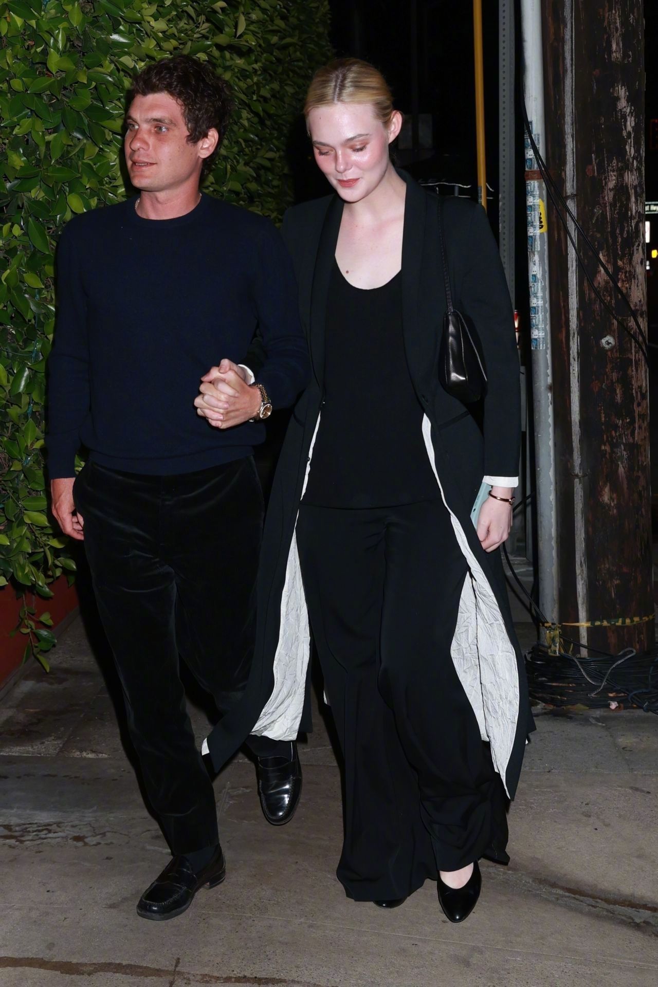 艾丽·范宁(ElleFanning)和男友格斯·温纳现身洛杉矶的Gior