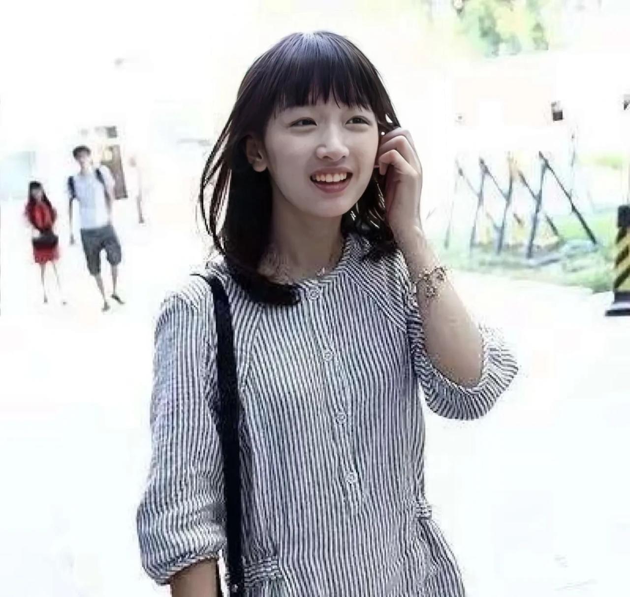 周冬雨这两张照片真漂亮，也很清纯，所以当年的印象很深，觉得这个姑娘虽然不是很累漂