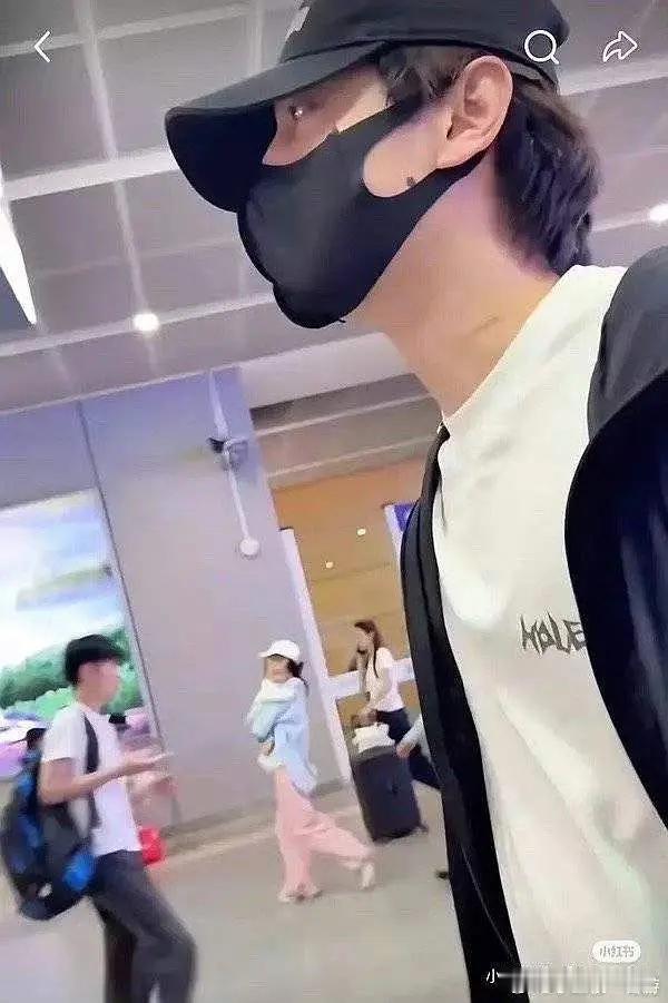 卧槽快来吃瓜，这个包这个奶瓶🍼雷神之锤了吧，图4是最新放出来的，依然精选九成