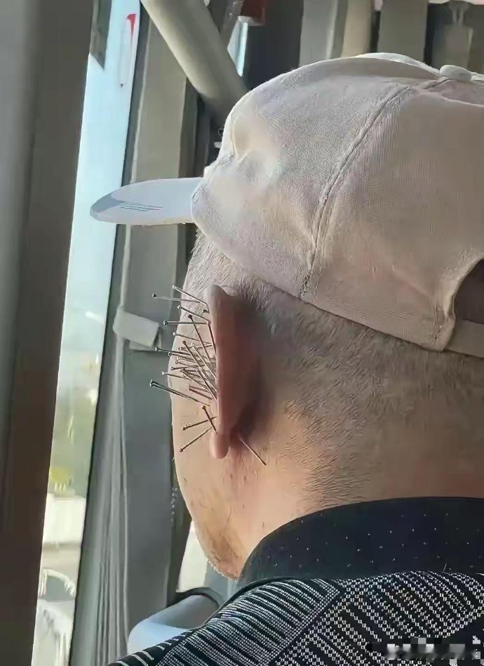 在车上遇见的这个爷爷，他的耳钉好特别啊​​​