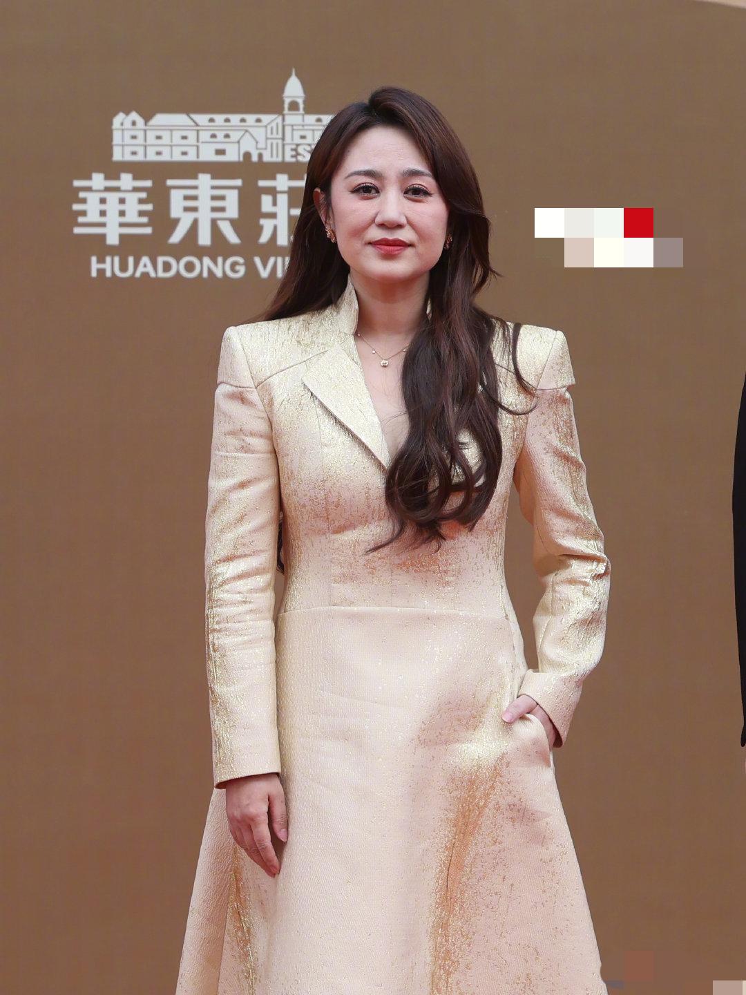 马丽才42岁的脸蛋就垮成这样了，眼角纹、法令纹清晰可见，看起来沧桑疲惫显老10岁