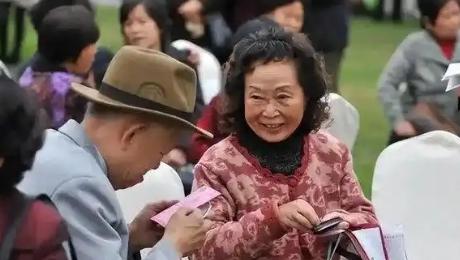 据知情情况，澳大利亚有一群华人，本来都是国内机关单位退休的人员，50岁移居过去住