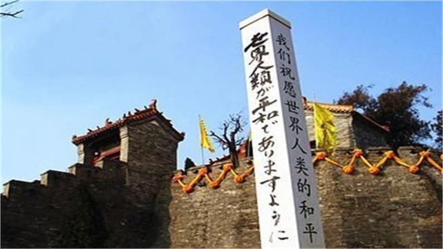 1938年，日军炮轰鹿邑县，县城几乎被炸成废墟。然而有一处高楼被轰了13发炮弹，