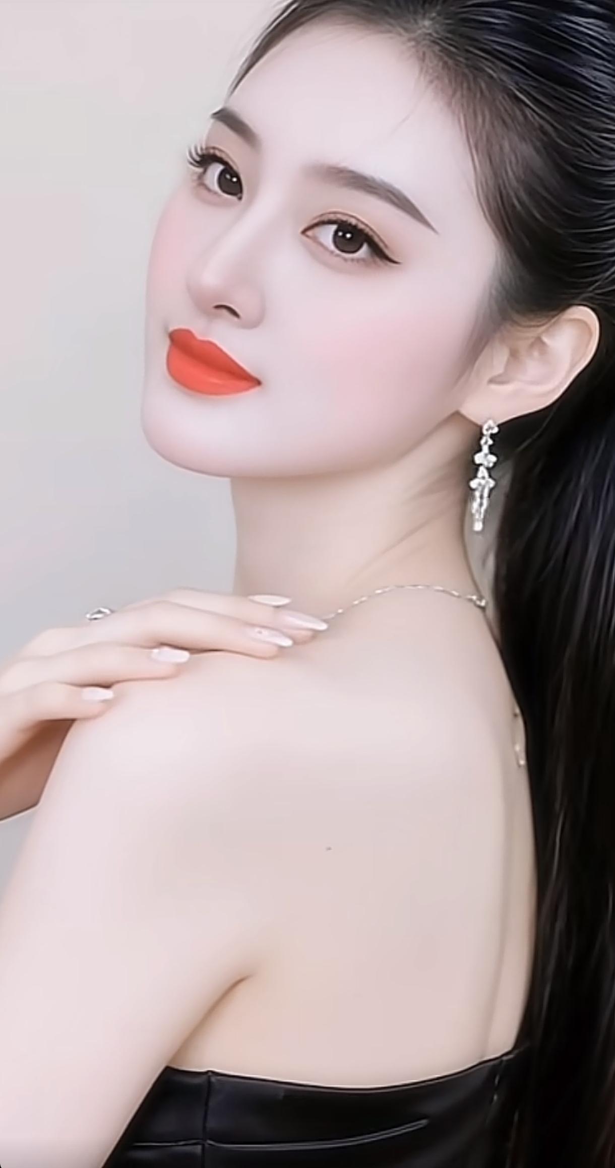 优雅红唇，黑裙配饰，尽显迷人魅力！💄✨分享优雅美图黑裙氛围感写真