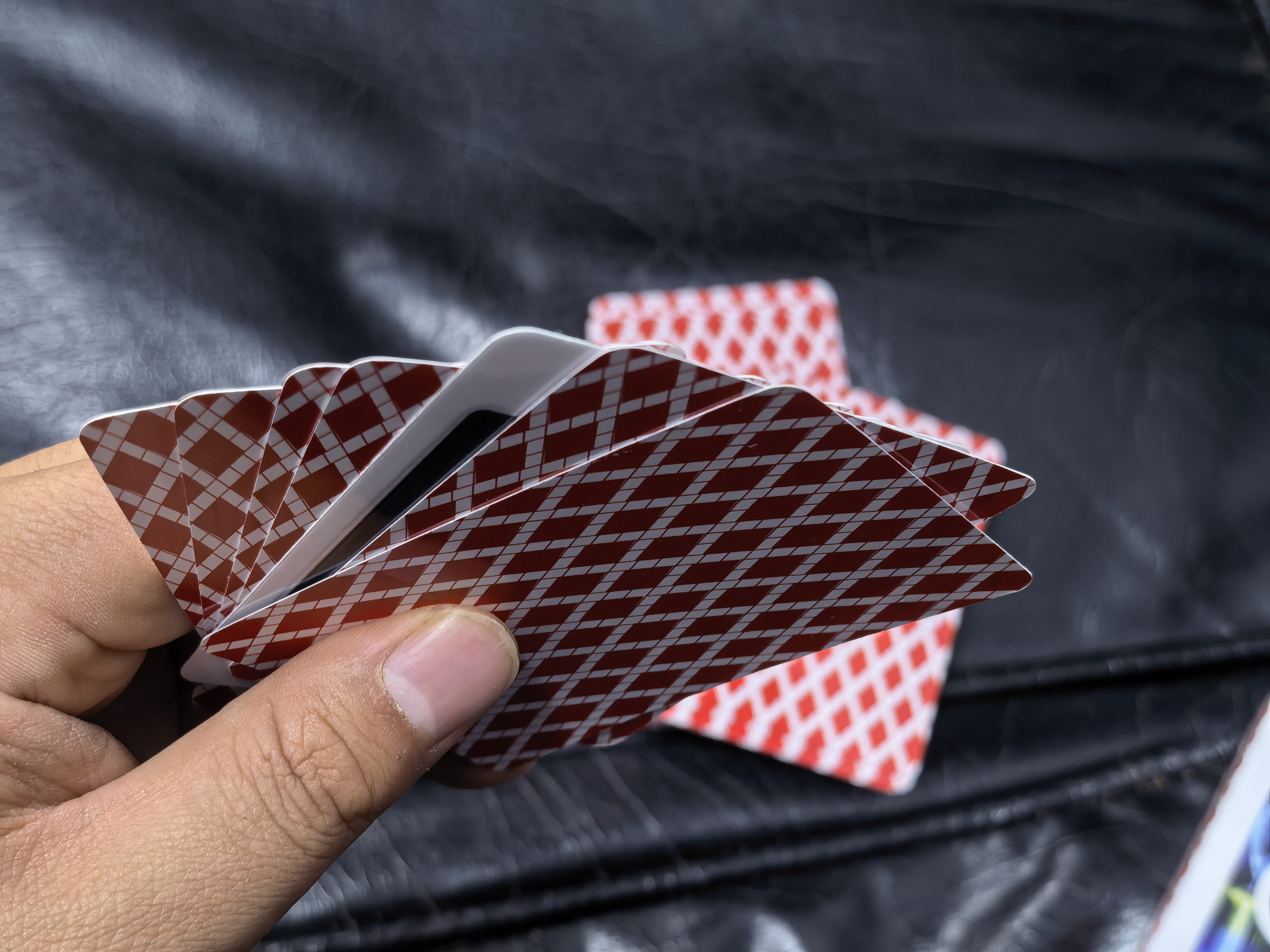 荣耀MagicV6的发布会邀请函，你能想得到扑克牌里隐藏了一片电池吗荣耀把一片