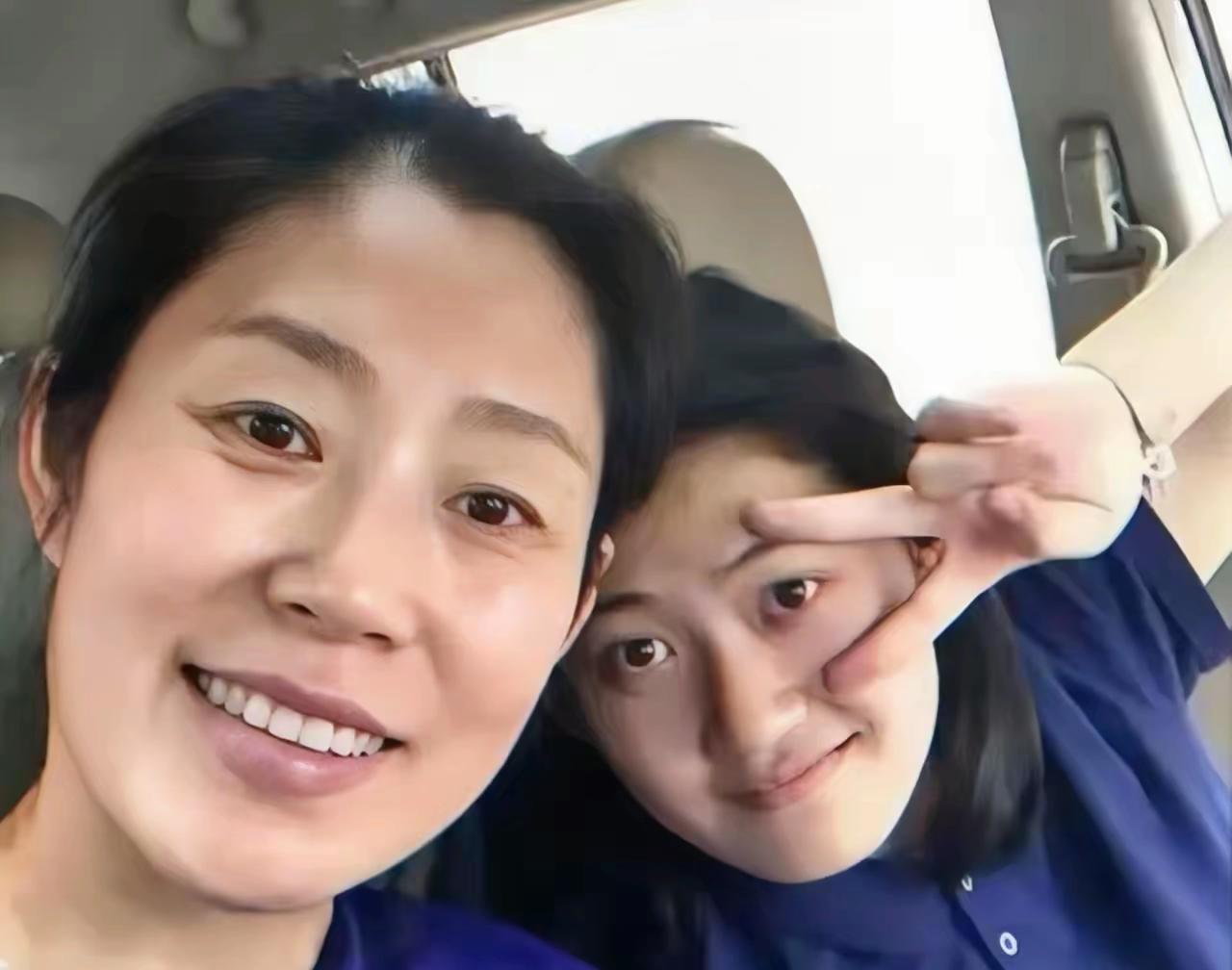 吉林长春，一女老师在课间操时，发现一6岁女孩，脸上全是泥，身上又脏又臭，同学都躲