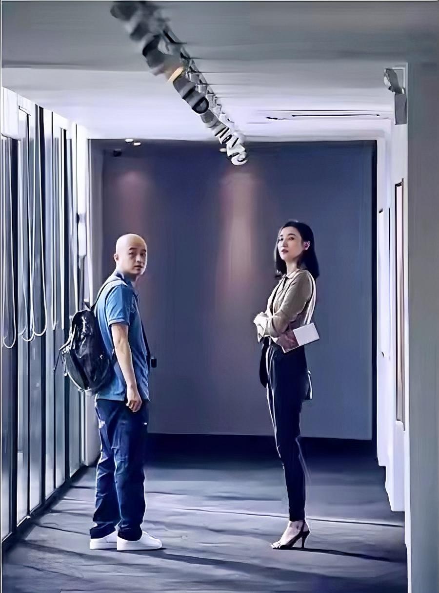 宋佳，好高啊，旁边这个男士穿着增高鞋，也差一大截