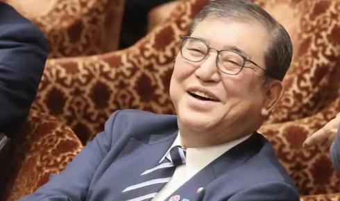 石破茂是当前日本少见的有自知之明的政界大佬。已卸下首相大位。但他对当前的局势，