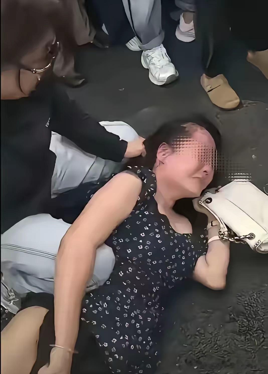 内内被扒，虽然有点过分，但是我也理解原配的心情，小三被打就是活该。很多人指责