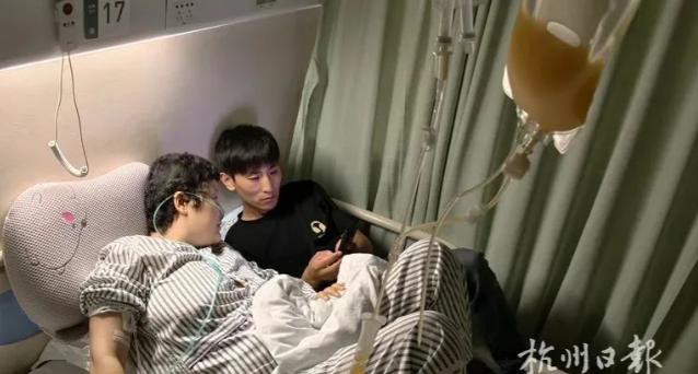浙江杭州，女子身患白血病男友赶到医院看望，家人趁机逃离放弃。男友不离不弃：她现在