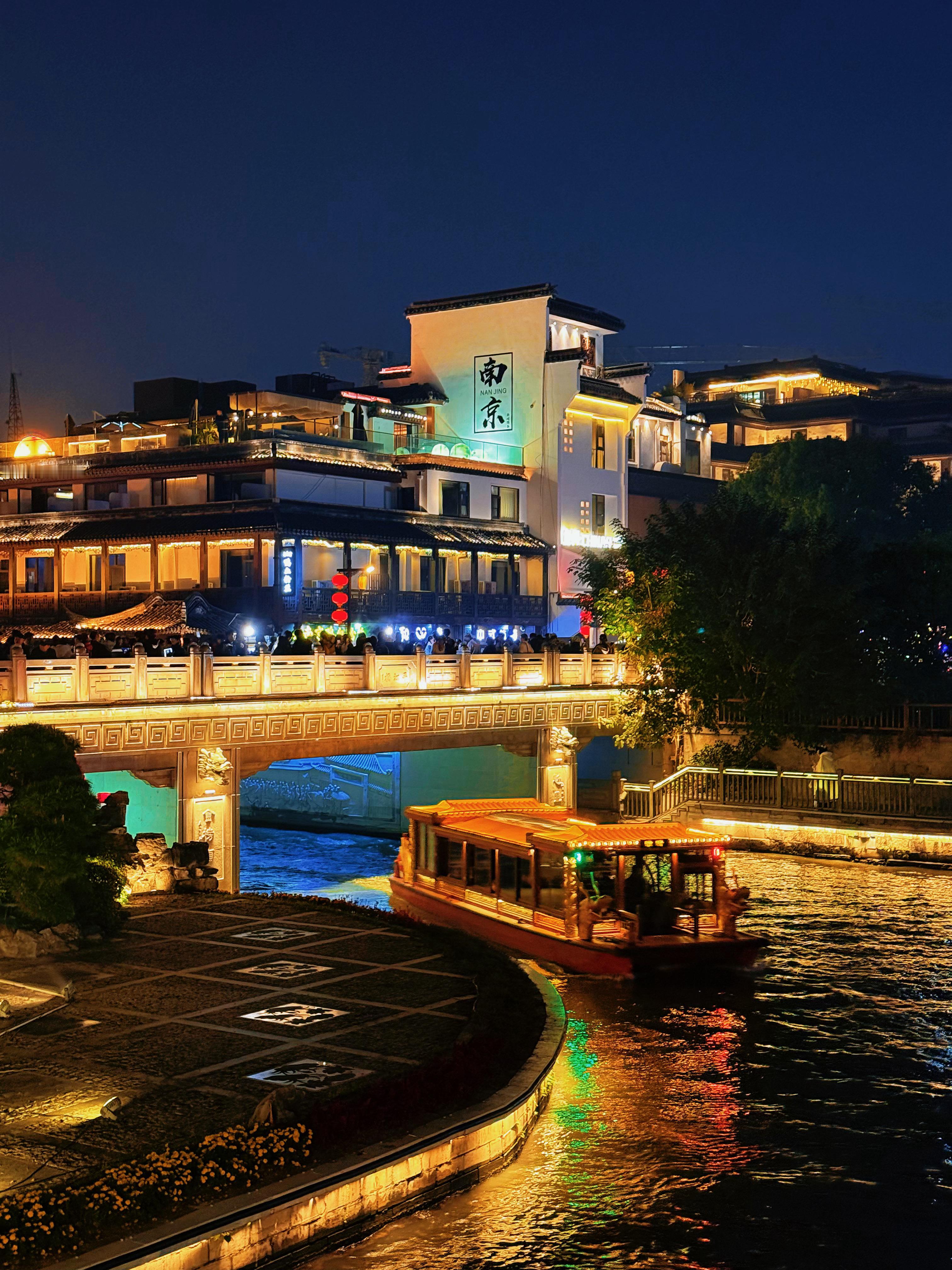 来南京旅游古秦淮夜景一定要看啊！只有到了这里，“夜泊秦淮近酒家”才能从课本跃然于