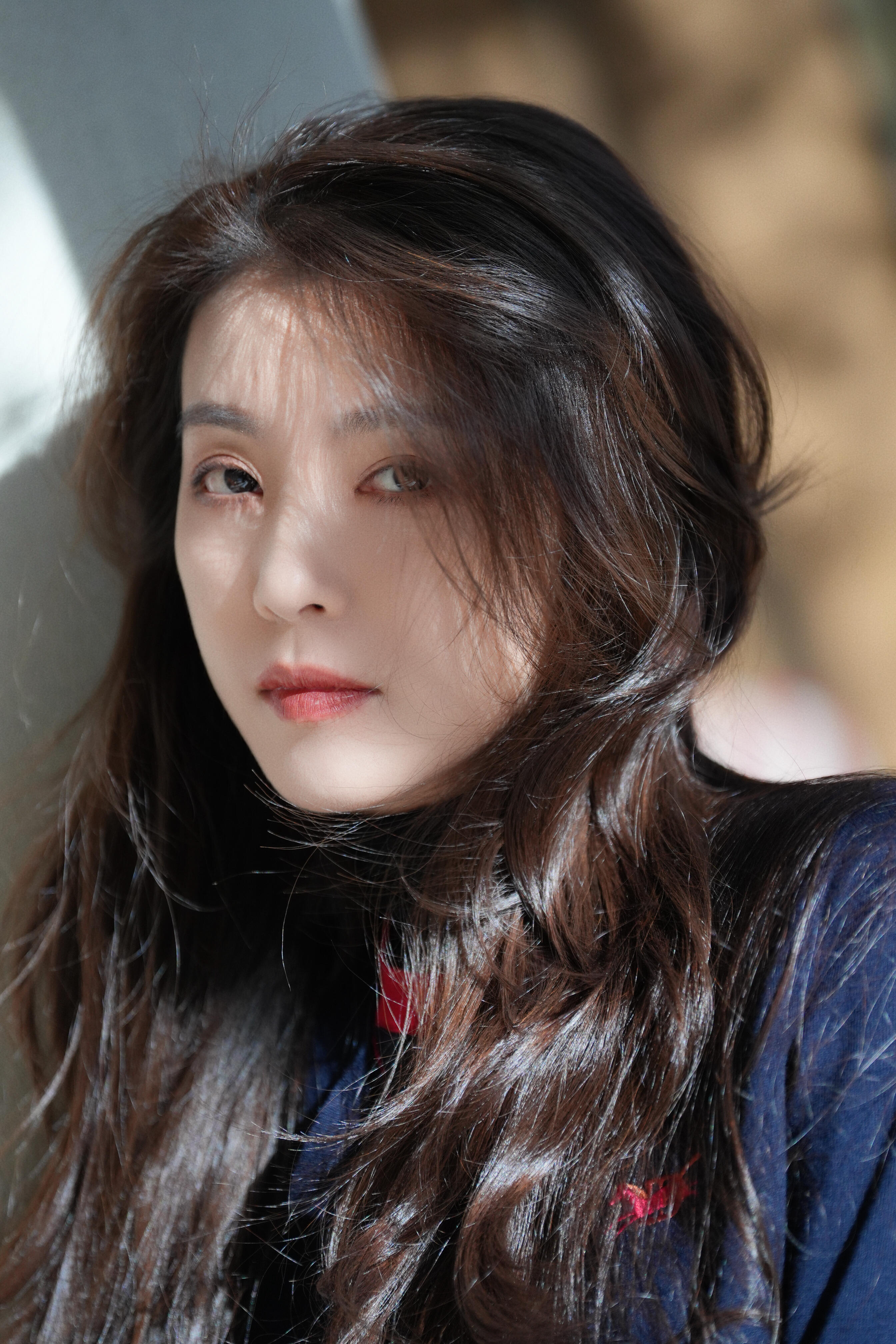 李云霄📸身穿ELLE女装出镜全新大片，情绪毛衣靓丽喜悦，新年翻红好状态，与