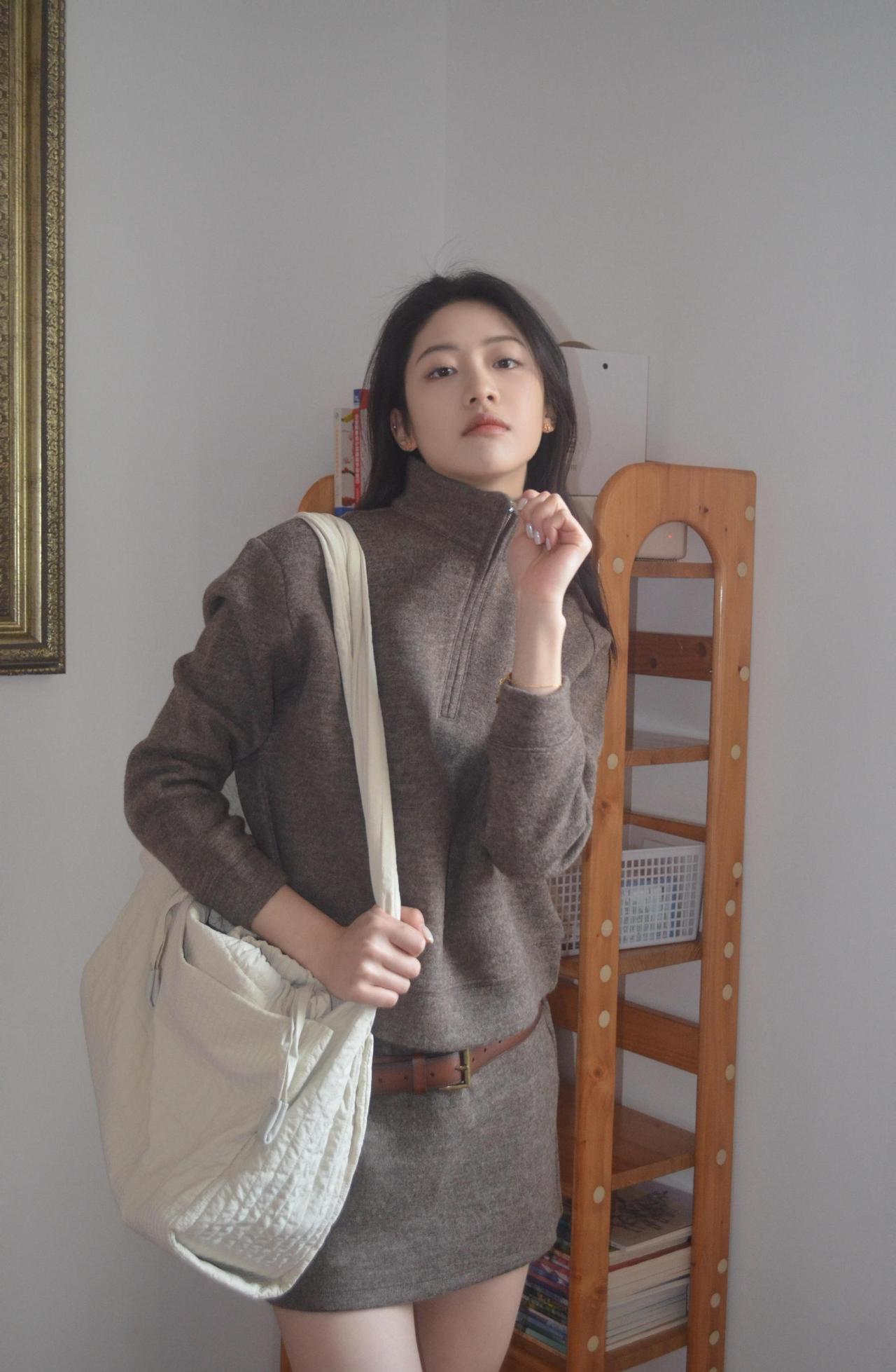 向涵之的私服品味绝了，简约的咖色穿搭穿出高级感，太美啦～向涵之向涵之空档483天