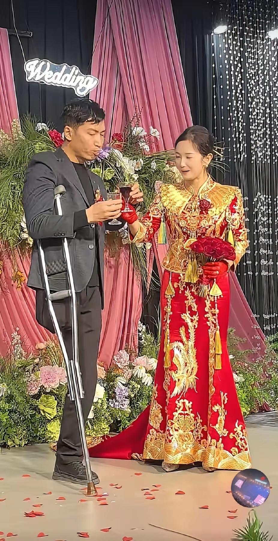 婚礼现场突然安静了！拄着拐杖的新郎被新娘牵着上台，台下宾客全看呆了——这是位副
