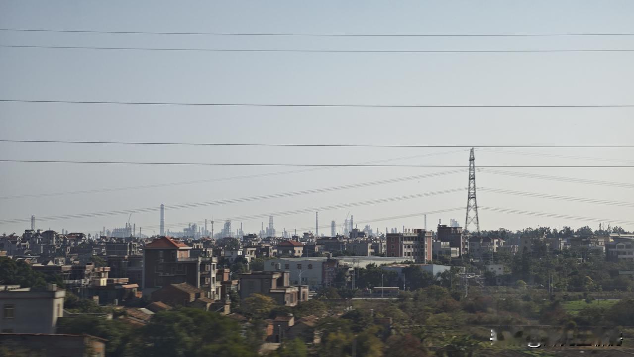 今天朋友从福州坐高铁路过泉州拍下一组照片，发给我说:你们福建有这么发达的城市啊
