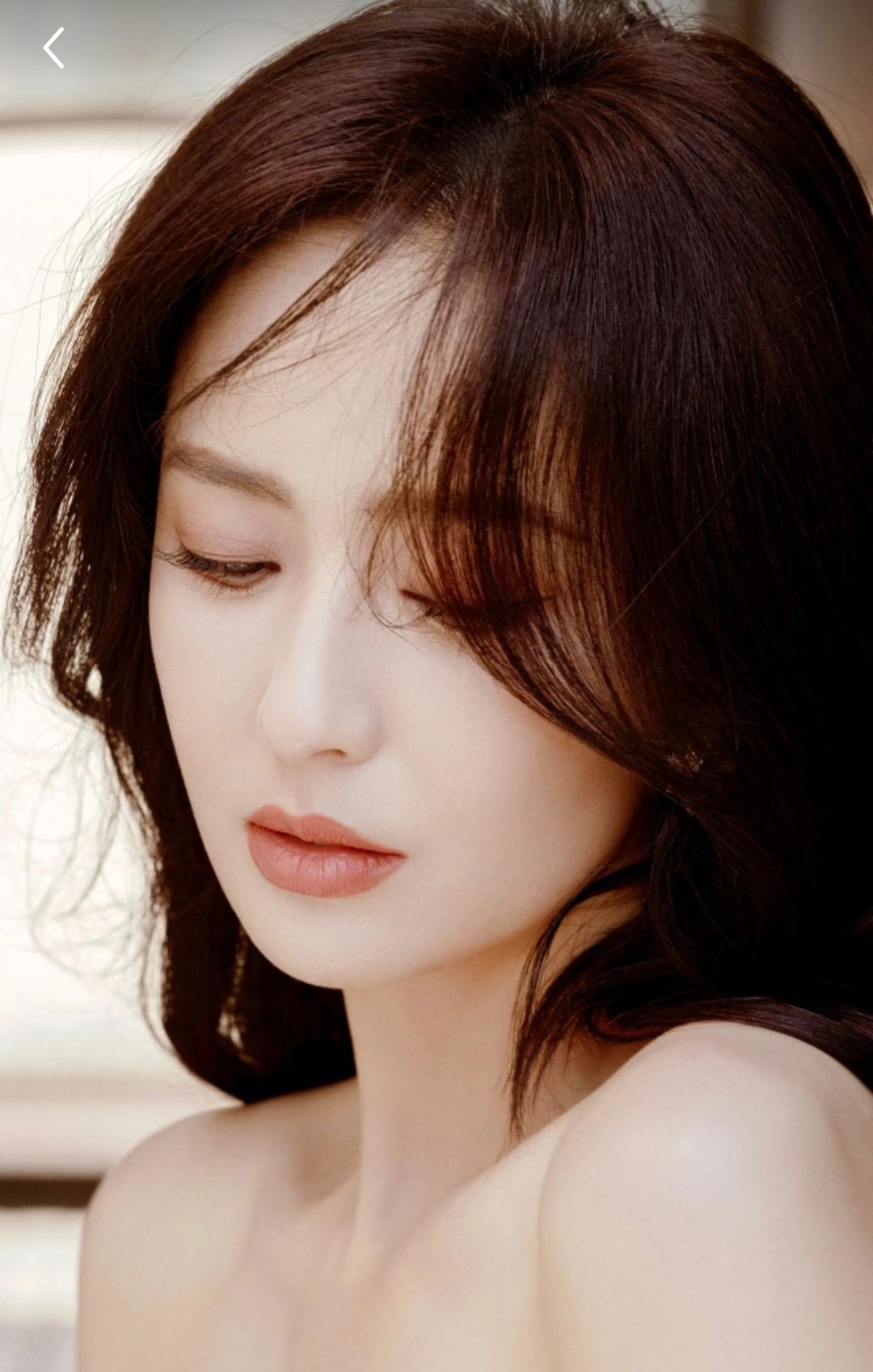 看到佟丽娅最近的健身照，大腿上那两道清晰的肌肉线条，真让人心头一震。这早就不