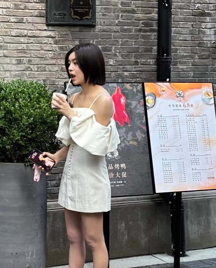 陈妍希在上海外滩逛街，他看起来好年轻，即使穿了增高鞋，个子还是很矮，身材太一般了