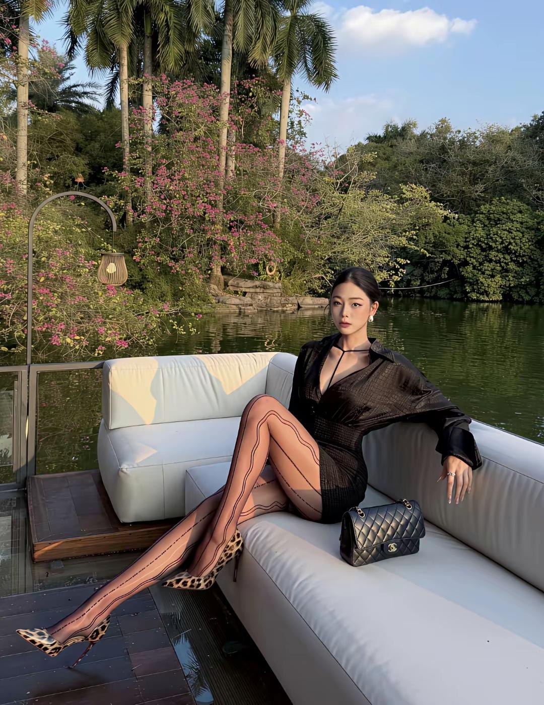 对联上联：[作揖][作揖][作揖]下联：在水一方。