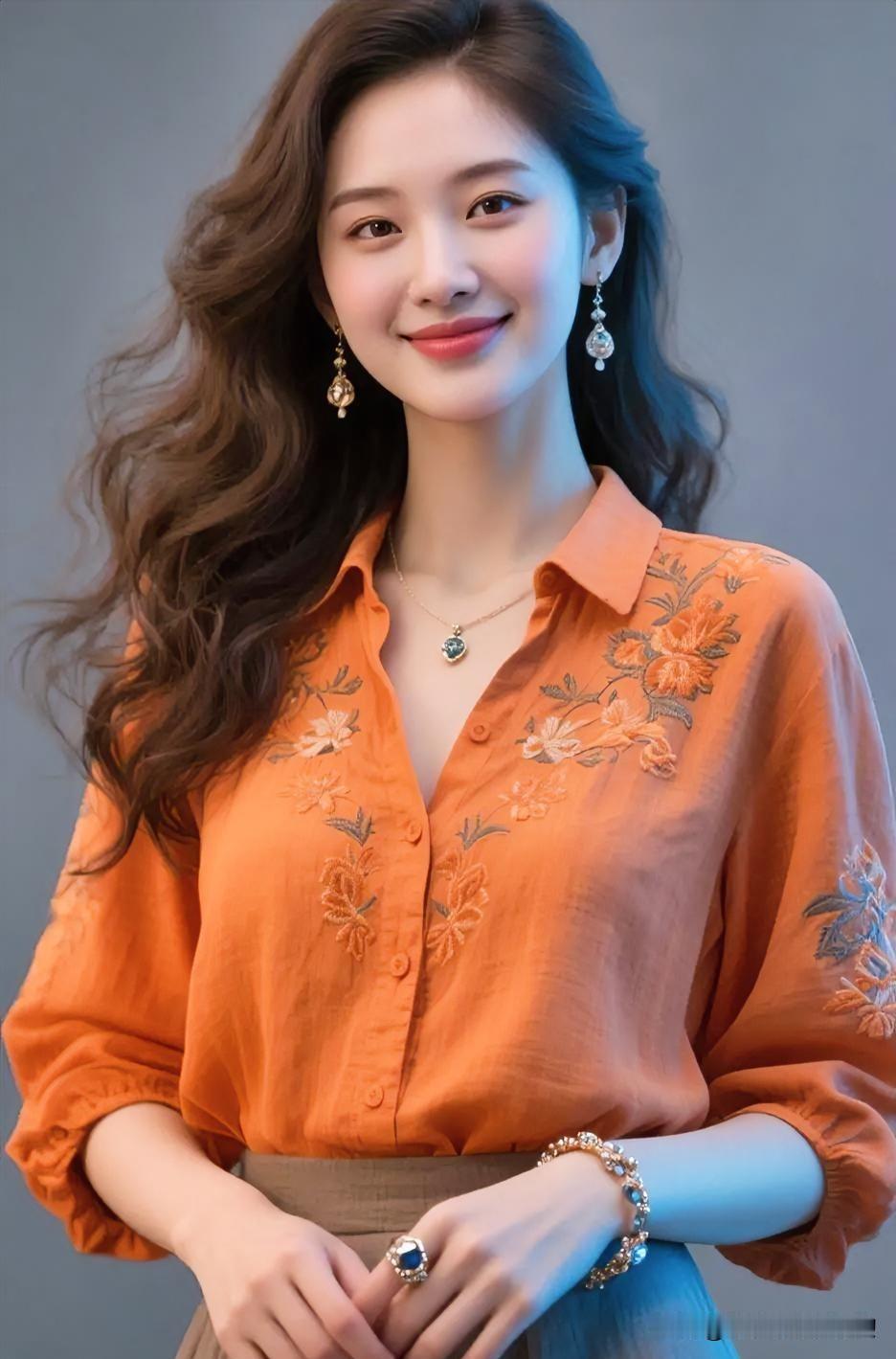 橘色刺绣衬衫温柔明媚，卷发轻垂，配精致首饰，浅笑盈盈，尽显优雅知性魅力。