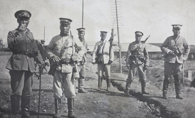 1900年8月16日，“八国联军”攻入北京城，太后带着皇帝跑了，整个北京城都遭到