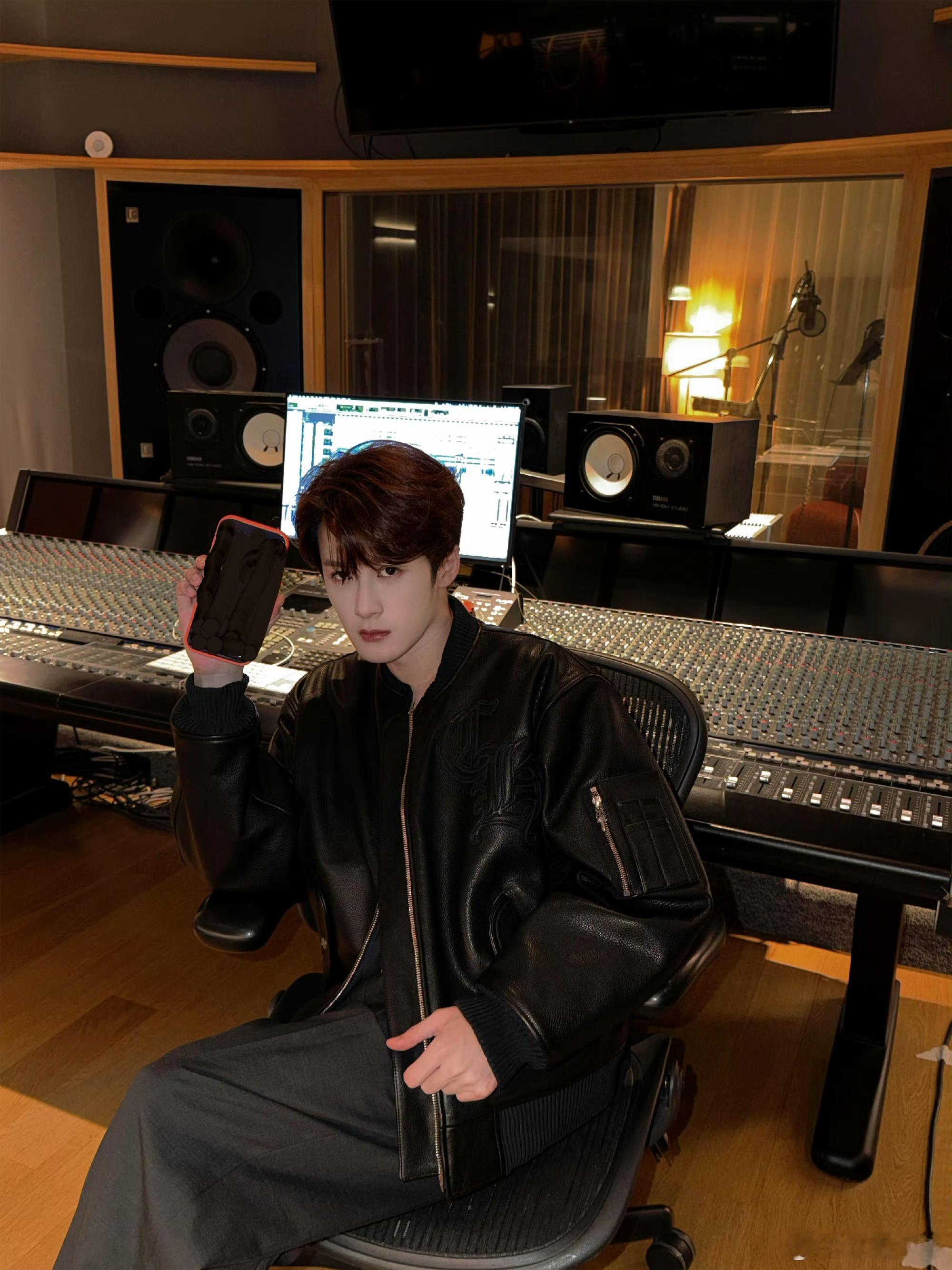 檀健次立冬营业照这波营业是懂粉丝的！录音棚+立冬的组合，檀健次用营业照解锁新专