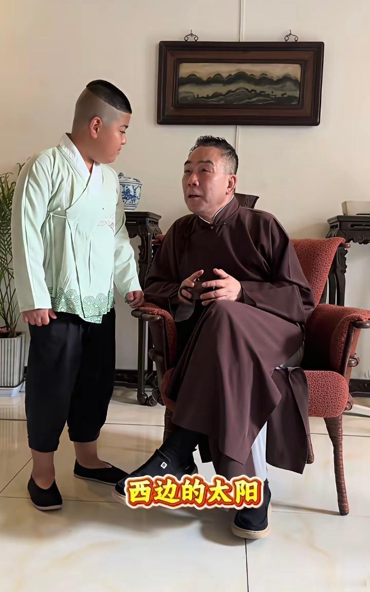 杨议发了一条教留着桃心发型的小徒弟唱《弹起我心爱的土琵琶》的视频，一边教，还一边