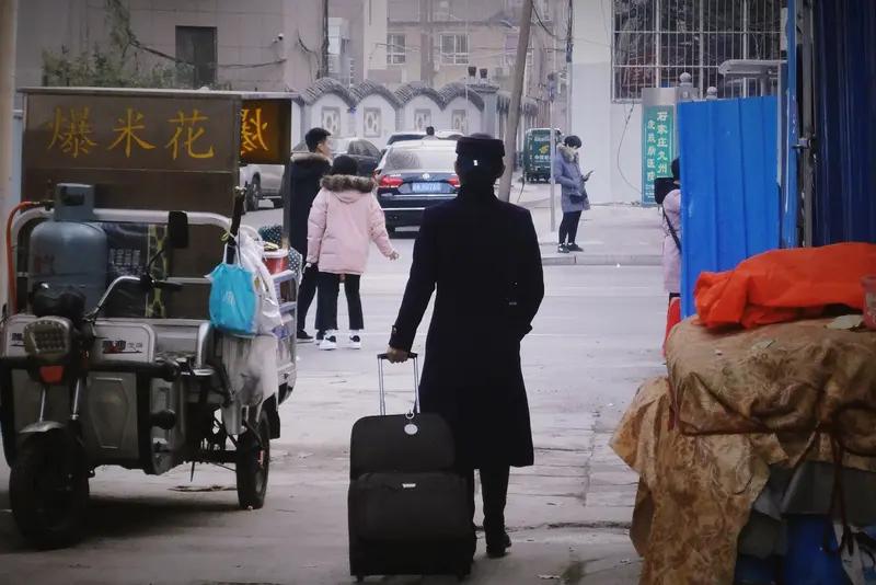 春节期间，返乡过年的年轻人增多，我发现了一个奇怪的现象：不少长相漂亮的女孩，找的